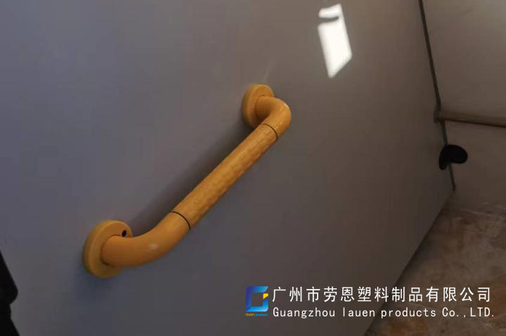 【佛山南?！可鐓^(qū)加裝無障礙扶手，給老人觸手可及的安全